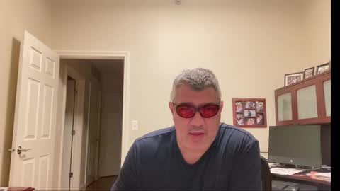 Snapshot of showmet chatting on 10-10-25, 03:38 Chicago Guy online show from 10-10-25, 03:38