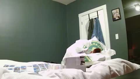 shutterbug989 online show from 12-25-24, 04:01