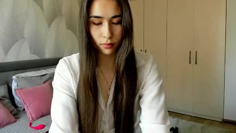 Snapshot of shy_bambiii chatting on 06-01-26, 06:48 Mika online show from 06-01-26, 06:48