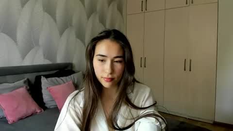 Snapshot of shy_bambiii chatting on 06-17-26, 06:16 Mika online show from 06-17-26, 06:16