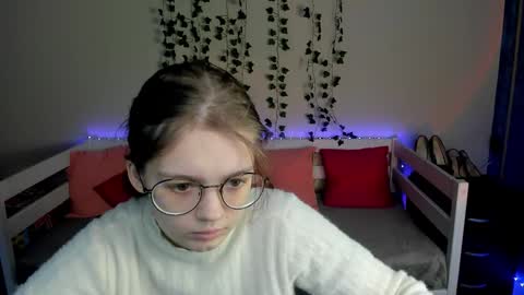 Snapshot of shy_elina01 chatting on 10-21-25, 10:27 shy_elina01 online show from 10-21-25, 10:27