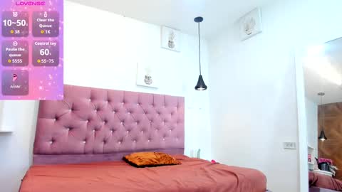 Snapshot of sienna_glow chatting on 09-23-25, 12:08 sienna_glow online show from 09-23-25, 12:08