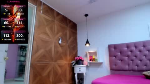 Snapshot of sienna_glow chatting on 09-25-25, 12:09 sienna_glow online show from 09-25-25, 12:09