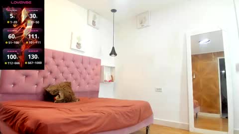 Snapshot of sienna_glow chatting on 09-29-25, 12:32 sienna_glow online show from 09-29-25, 12:32