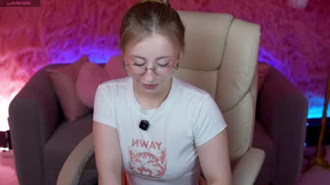 Snapshot of silverrmoon chatting on 05-17-26, 06:44 Kristina Kris online show from 05-17-26, 06:44
