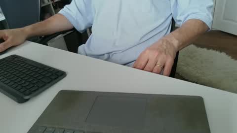 silvertongueduk1 online show from 10-21-25, 08:48