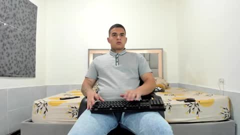 Snapshot of simonkeler chatting on 05-13-26, 02:31 SIMON KELER online show from 05-13-26, 02:31