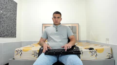 Snapshot of simonkeler chatting on 05-13-26, 11:11 SIMON KELER online show from 05-13-26, 11:11