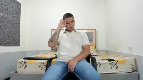 Snapshot of simonkeler chatting on 05-19-26, 02:18 SIMON KELER online show from 05-19-26, 02:18