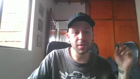 Snapshot of simonm777 chatting on 10-17-25, 01:25 simonm777 online show from 10-17-25, 01:25