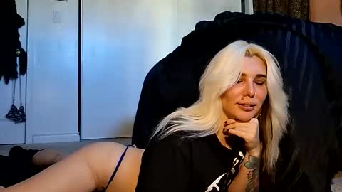 Snapshot of sindyrocker89 chatting on 11-29-25, 09:18 Aussie Sindy Rocker online show from 11-29-25, 09:18