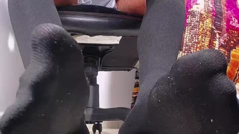 only foot                         worshipers here online show from 02-06-25, 02:11