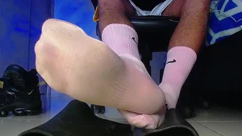 only foot                         worshipers here online show from 02-09-26, 07:34