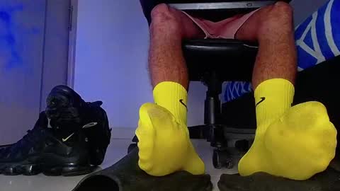 only foot                         worshipers here online show from 02-25-26, 03:05