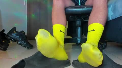 only foot                         worshipers here online show from 04-17-26, 12:46