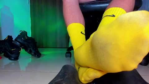 only foot                         worshipers here online show from 04-23-26, 04:46