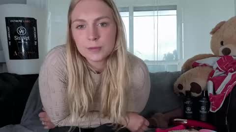 Snapshot of siswet19 chatting on 05-17-26, 10:22 Elise online show from 05-17-26, 10:22