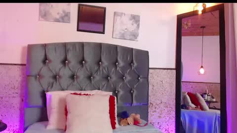 Snapshot of skarleth_xxxx chatting on 01-02-25, 01:49 Elizabeth online show from 01-02-25, 01:49