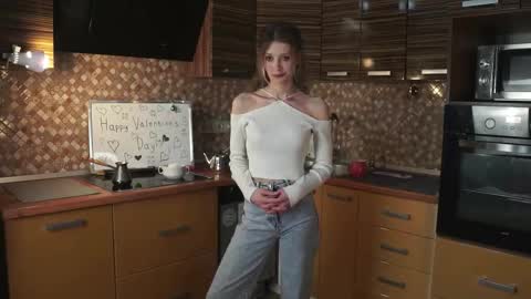 Snapshot of skinny_eve chatting on 02-14-25, 06:51 Emily online show from 02-14-25, 06:51