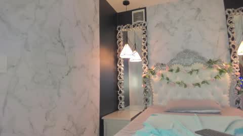 Snapshot of skinny_linda chatting on 02-24-25, 10:15   online show from 02-24-25, 10:15