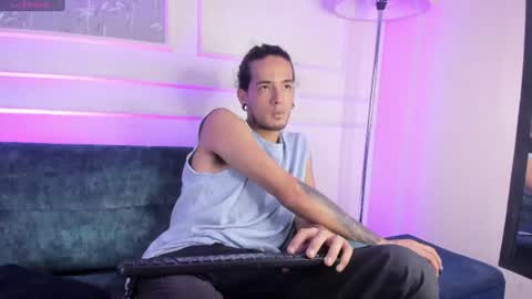 Snapshot of skinny_mac_ chatting on 06-26-26, 05:39 Mac online show from 06-26-26, 05:39