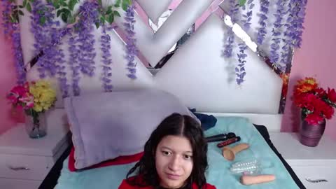Snapshot of skinnyhorny_ chatting on 12-20-24, 03:25 SKINNYHORNY online show from 12-20-24, 03:25