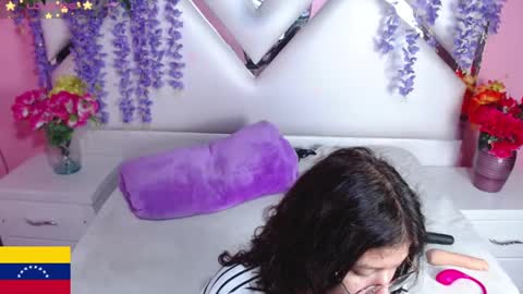 Snapshot of skinnyhorny_ chatting on 12-29-24, 05:10 SKINNYHORNY online show from 12-29-24, 05:10