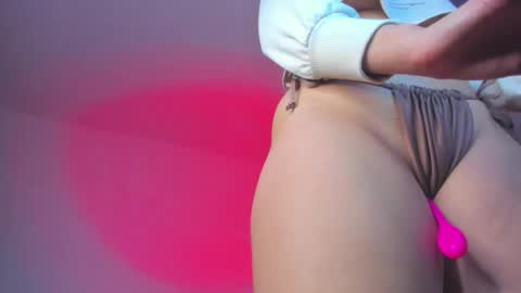 Snapshot of skinnyhorny_ chatting on 10-17-25, 06:05 SKINNYHORNY online show from 10-17-25, 06:05