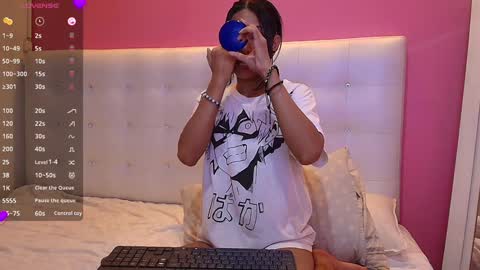 Snapshot of skinnyneighbour_ chatting on 02-06-25, 09:11 Karla online show from 02-06-25, 09:11