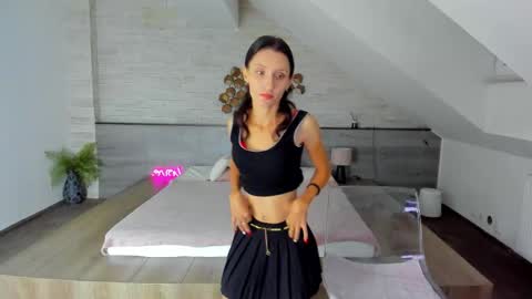 Snapshot of skinnystar_ chatting on 09-19-25, 04:36 Julia online show from 09-19-25, 04:36