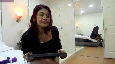 Snapshot of sky_collins_ chatting on 06-15-26, 08:00 Sky online show from 06-15-26, 08:00