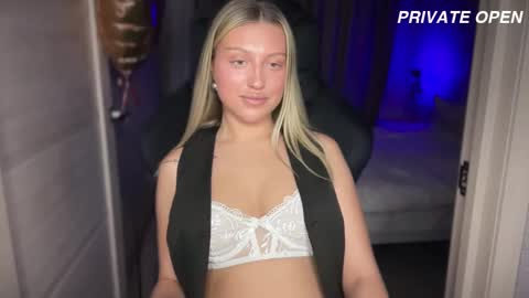 Snapshot of skyffi chatting on 02-18-25, 08:58 GARRY AND SOPHIA online show from 02-18-25, 08:58