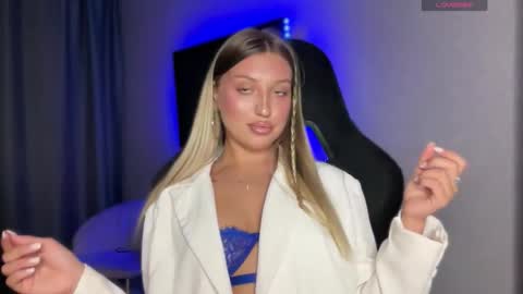 Snapshot of skyffi chatting on 09-22-25, 06:10 GARRY AND SOPHIA online show from 09-22-25, 06:10