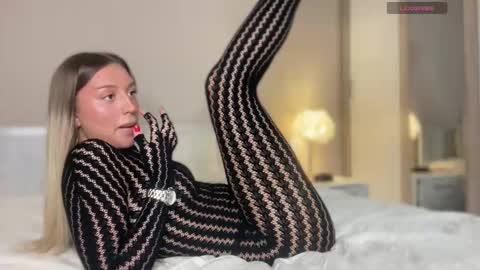 Snapshot of skyffi chatting on 11-19-25, 04:18 GARRY AND SOPHIA online show from 11-19-25, 04:18