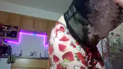 Snapshot of skyisacutie chatting on 12-15-25, 07:01 Skyisacutie online show from 12-15-25, 07:01