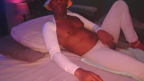 Snapshot of skyonetoo3 chatting on 11-18-25, 02:28 skyonetoo3 online show from 11-18-25, 02:28