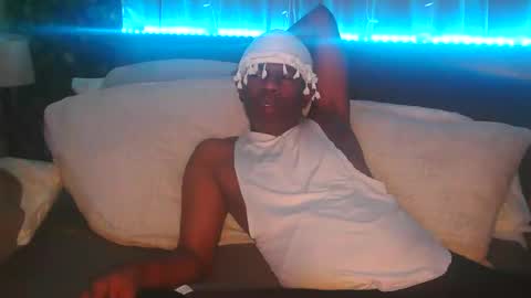 Snapshot of skyonetoo3 chatting on 12-16-25, 05:18 skyonetoo3 online show from 12-16-25, 05:18