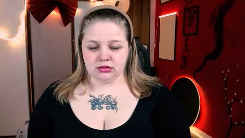 Snapshot of sladadeew chatting on 12-15-25, 09:13 Slada Deew online show from 12-15-25, 09:13