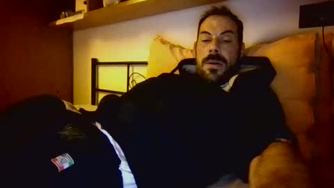 Snapshot of slevin1983 chatting on 02-18-26, 12:39 slevin online show from 02-18-26, 12:39