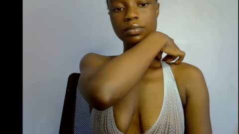 Snapshot of slim_petitqueen chatting on 04-27-26, 09:40 Alice online show from 04-27-26, 09:40