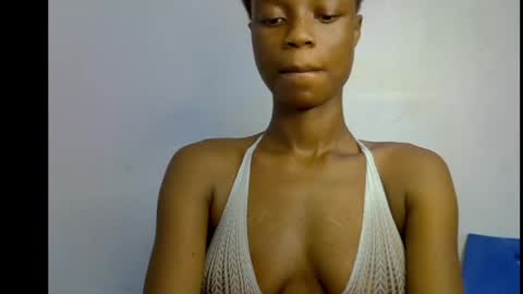Snapshot of slim_petitqueen chatting on 05-15-26, 08:10 Alice online show from 05-15-26, 08:10