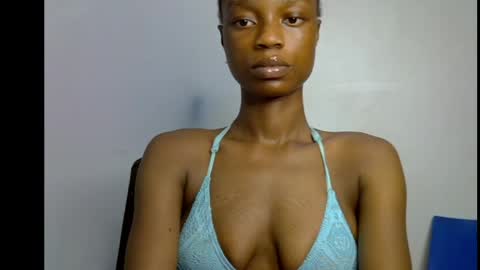 Snapshot of slim_petitqueen chatting on 05-19-26, 06:53 Alice online show from 05-19-26, 06:53