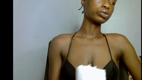 Snapshot of slim_petitqueen chatting on 05-20-26, 08:15 Alice online show from 05-20-26, 08:15