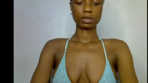 Snapshot of slim_petitqueen chatting on 05-22-26, 05:18 Alice online show from 05-22-26, 05:18