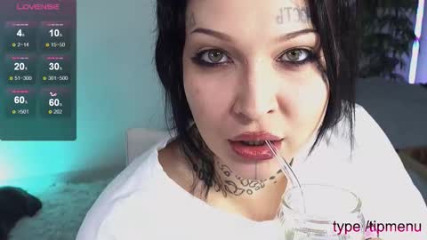 Snapshot of slobbergirl chatting on 11-17-25, 01:28 Kira Khanina online show from 11-17-25, 01:28