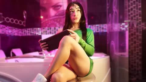 Small Hot19 online show from 02-17-26, 09:39