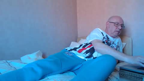 Snapshot of smallsteve562 chatting on 04-23-26, 01:35 Steve online show from 04-23-26, 01:35