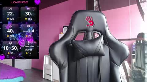 smile_cute_fox online show from 04-15-26, 09:16