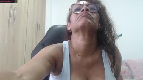 Snapshot of smilet_milf chatting on 01-18-25, 04:21 Smileth online show from 01-18-25, 04:21