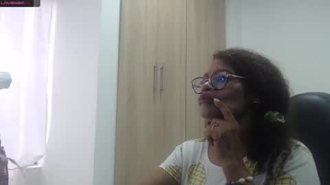 Snapshot of smilet_milf chatting on 01-28-25, 11:28 Smileth online show from 01-28-25, 11:28